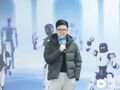 万台机器人下线，对话智元总裁彭志辉：灵巧手硬件仍是瓶颈，规模化带来物理AI进化