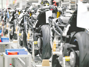 从雨中追车到站上WSBK领奖台 张雪和他的4秒，让中国摩托车被“平视”
