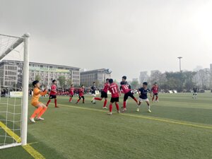 高品质生活｜“足”够精彩！机器狗送球、名宿开球，新区校园足球“四级联赛”开战