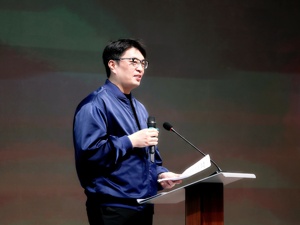 为拍网剧IP“画皮”，他直接把家搬到成都