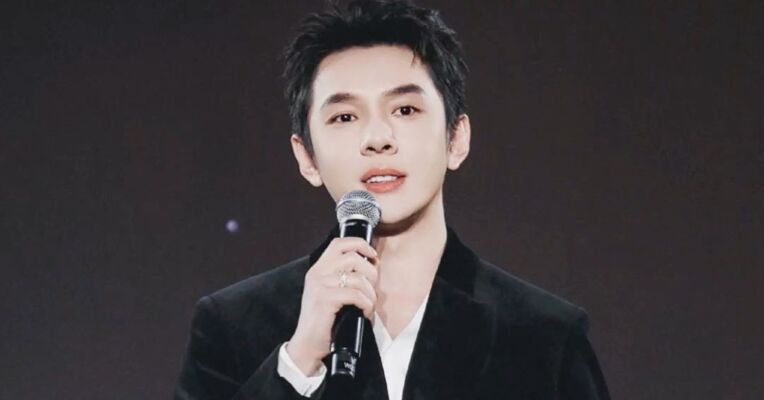 李佳琦哽咽宣布将短暂退出直播: 今年可能在直播间缺席两个季度，去做一个新的尝试
