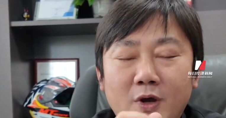 张雪宣布捐赠嫣然“加码”：将冠军奖杯、签名帽子一起赠送！喊话李亚鹏：用途你定，我信你！称赛车起拍价40万，有点寒酸，所以加码