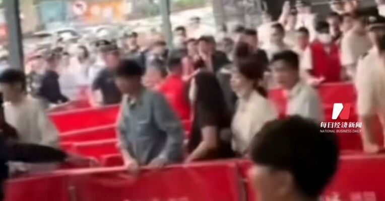 数百人通宵排队抢房！保安喷辣椒水赶人 深圳龙华通报：保安杨某某 行拘！