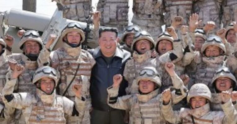 金正恩观摩炮兵部队火炮射击比赛