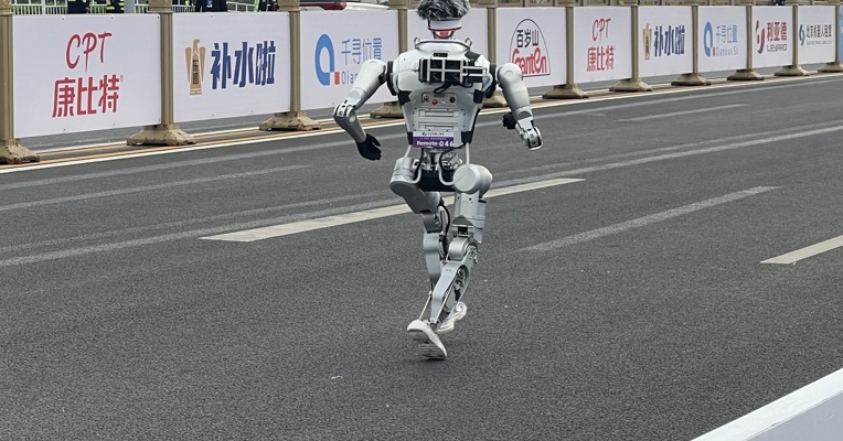 2026北京亦庄人形机器人半程马拉松开跑