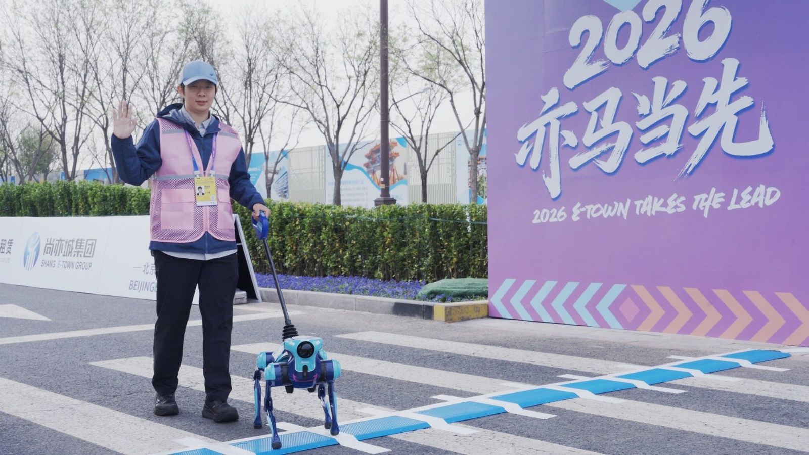 從實(shí)驗(yàn)室到城市道路：高德“途途”亮相人形機(jī)器人“半馬”，揭開阿里具身智能全棧野心