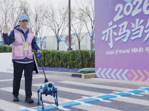 从实验室到城市道路：高德“途途”亮相人形机器人“半马”，揭开阿里具身智能全栈野心