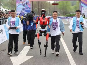 为什么一家手机厂会在人形机器人赛道率先跑出成绩？