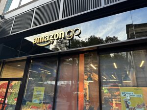 亚马逊加码AI组合拳，跨境赛道多强博弈：品牌、直播、AI全域鏖战