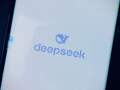 V4新模型炸场 ，DeepSeek率道而行 ，梁文锋AGI求索定力不改