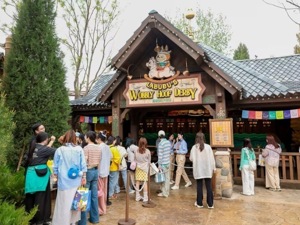 乐园新区开业在即，对话泡泡玛特副总裁、城市乐园总经理胡健：大家有时候就是冲着跟星星人见一面，来看看LABUBU是不是换了新衣服