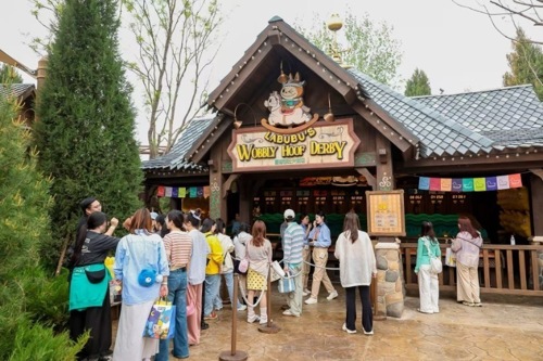 乐园新区开业在即，对话泡泡玛特副总裁、城市乐园总经理胡健：大家有时候就是冲着跟星星人见一面，来看看LABUBU是不是换了新衣服