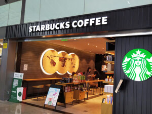 一杯星巴克咖啡看全球：一边大涨 8%，一边客单价下滑，转型合资公司迎战新周期