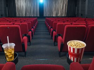 爆冷！史上最拥挤“五一档”：多部影片提前撤档，首日票房1.6亿元创近四年新低，十余部新片难救市