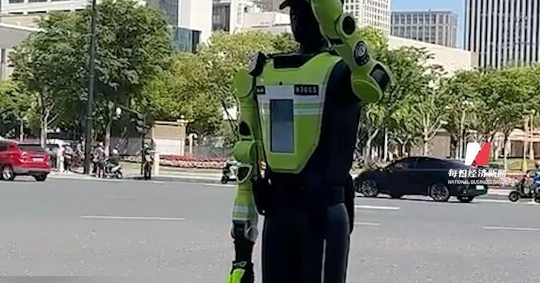 全国首支机器人交警中队正式上岗 ！官方：“组建机器人中队，最直接的出发点就是解放警力”，能有效替代部分基础性、重复性劳动