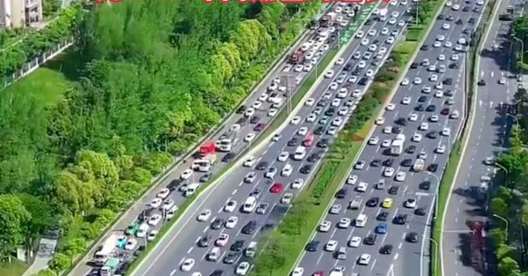 #五一跨区域人员流动量预计超15亿人次，日均超3亿人次，比2025年同期日均增长4%。