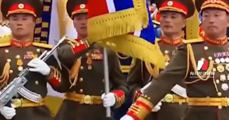 受俄罗斯邀请，朝鲜人民军方队参加红场阅兵式，俄罗斯赤塔阅兵现女性方阵，前线军人的母亲和妻子披军装列队行进