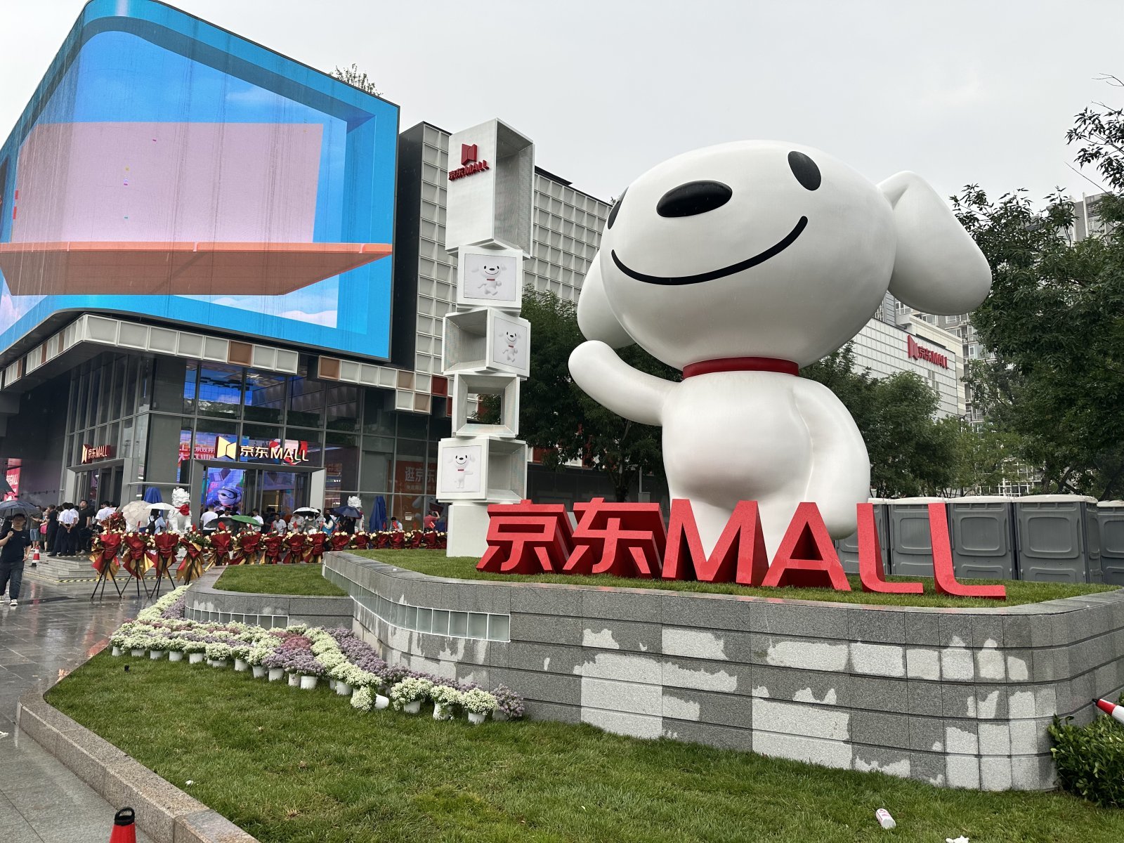 带电品类承压、日百逆势崛起 京东下一增长引擎：外卖、AI还是国际化？