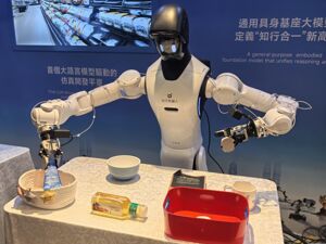 “对打”邓亚萍、剑指AGI，王闯透露智元机器人“野心”：3年—5年实现自主学习，今明两年迎来人机交互“ChatGPT时刻”