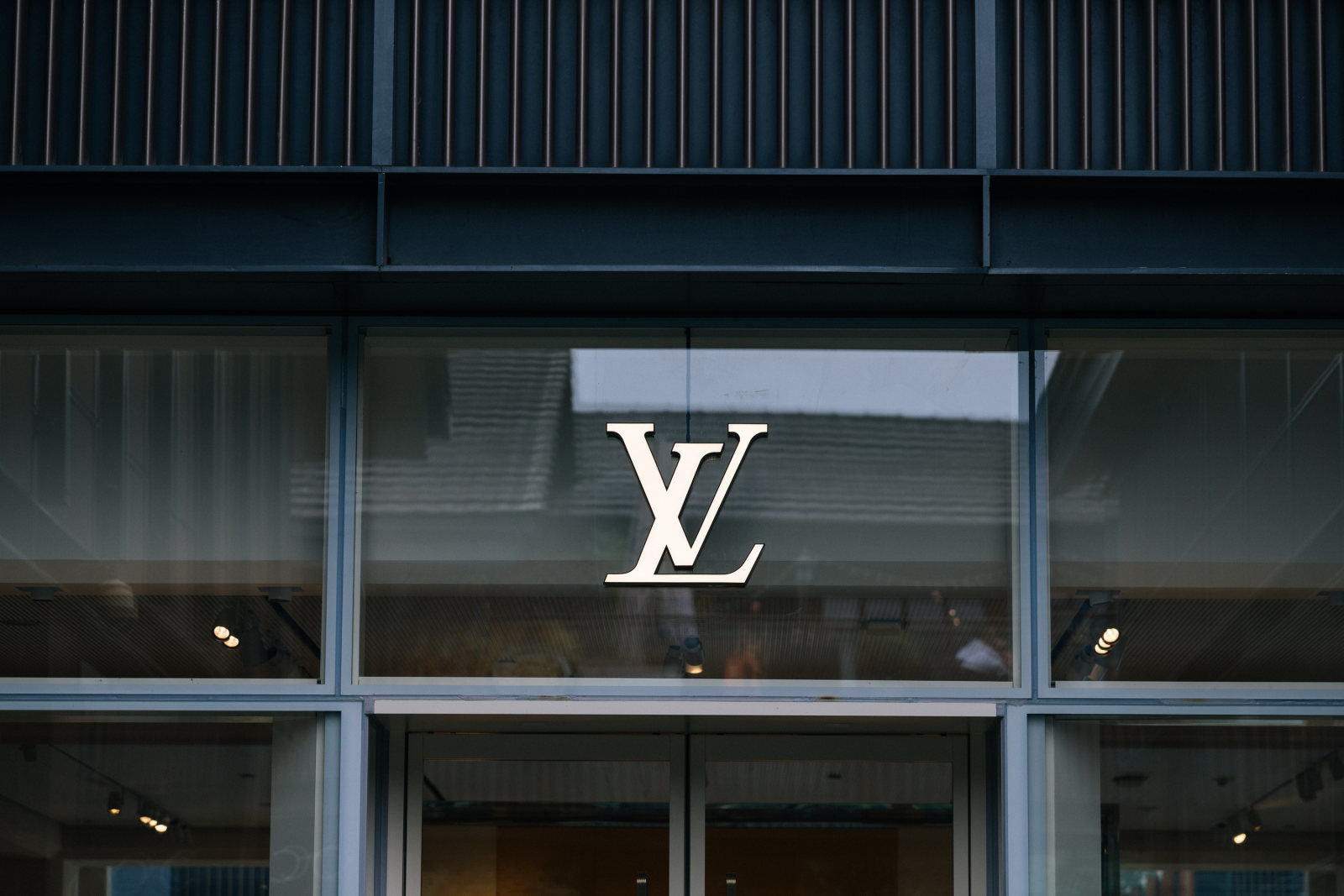 8.5亿美元卖掉Marc Jacobs背后：LVMH的“断舍离”与创始人阿尔诺的“交接班”