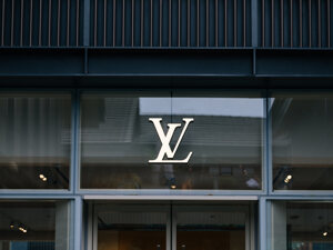 8.5亿美元卖掉Marc Jacobs背后：LVMH的“断舍离”与创始人阿尔诺的“交接班”