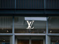 8.5亿美元卖掉Marc Jacobs背后：LVMH的“断舍离”与创始人阿尔诺的“交接班”