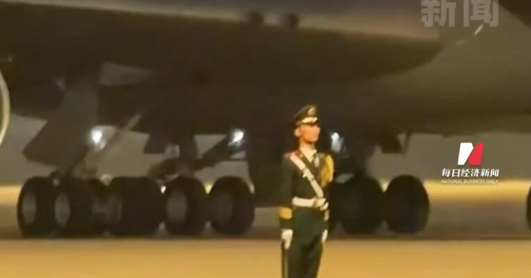 这一幕英姿飒爽！“空军一号”轰鸣而过 中国军人岿然不动！