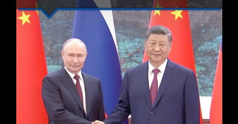 习近平同俄罗斯总统普京握手合影