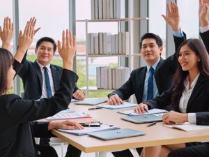 业绩同比扭亏、核心管理层降了薪，超80万股反对票却否了奥精医疗的董事薪酬方案