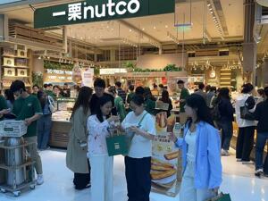 “新鲜零食”究竟靠什么吸引年轻人？顾客排队火爆，食品龙头扎堆入局，传统零食店面临新竞争