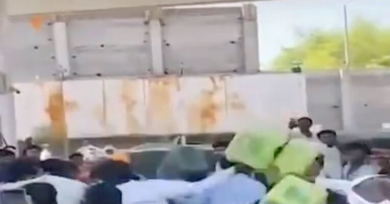 印度一地现抢油大战！印度500人围着油罐车互殴抢油，莫迪：少吃油用油就是爱国，尽量不买黄金不出国