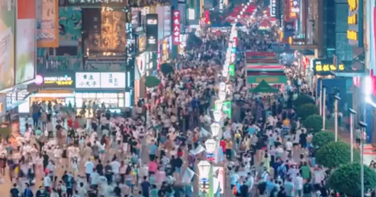 最新！全国人口140545万人，其中男性人口为71722万人，女性人口为68823万人，大学文化程度人口为27233万人