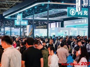 从“三年磨一剑”到“一年磨三剑”！“迭代竞速”致“三输困局”，车企开始踩刹车了？业内人士称“想慢不容易”，政策或成关键变量
