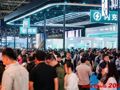 从“三年磨一剑”到“一年磨三剑”！“迭代竞速”致“三输困局”，车企开始踩刹车了？业内人士称“想慢不容易”，政策或成关键变量