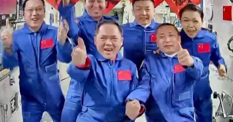 神舟二十三号航天员乘组顺利进驻“天宫”，中国航天员完成第8次“太空会师”，拍“全家福”，保平安！