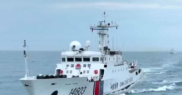 中国海警依法驱离日非法进入我钓鱼岛领海船只，敦促日方立即停止一切侵权挑衅行径