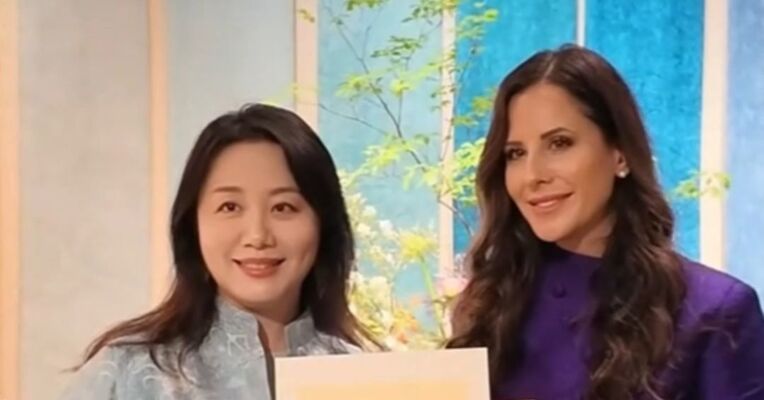 中式美学再圈粉！塞尔维亚总统武契奇夫人试穿旗袍 直呼“我太喜欢了”，现场体验写毛笔字、学念中文