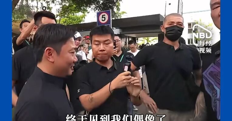 台湾网红“馆长”探访张雪机车工厂，惊呼赞叹：中国机车第一！张雪拿出冠军香槟一起分享