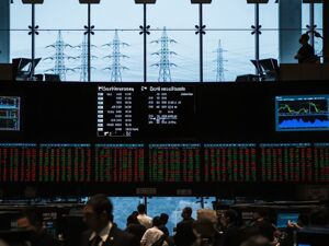 A股震荡走低，沪指半日下跌0.37%