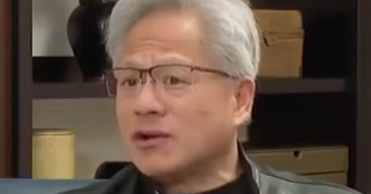 黄仁勋披露随特朗普访华细节：原本不去，特朗普致电坚持让其上飞机，就匆忙收拾了一下，飞到阿拉斯加登上“空军一号”