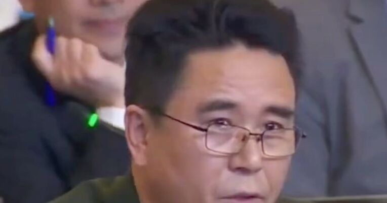 有关荷兰军机侵闯中国领空事件，中方代表团成员当面质问荷兰国防大臣