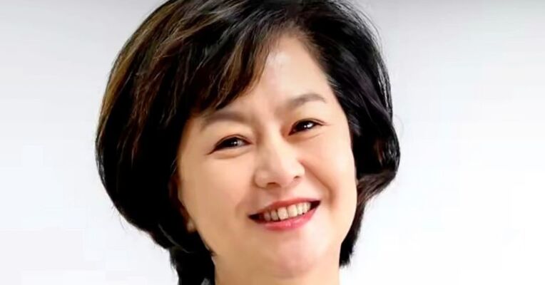 陪伴了我们42年的“鞠萍姐姐” 今日正式退休，网友：“鞠萍姐姐要毕业了 我的童年也真的毕业了”