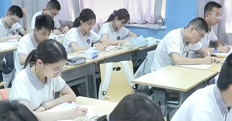 2026年全国高考报名人数为1290万人；教育部：严禁炒作“高考状元”“升学率”，纠治奢华录取通知书