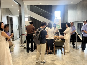 直击股东会｜两项议案的股东会，现场审议超4小时    小崧股份“9改5”议案“涉险”通过