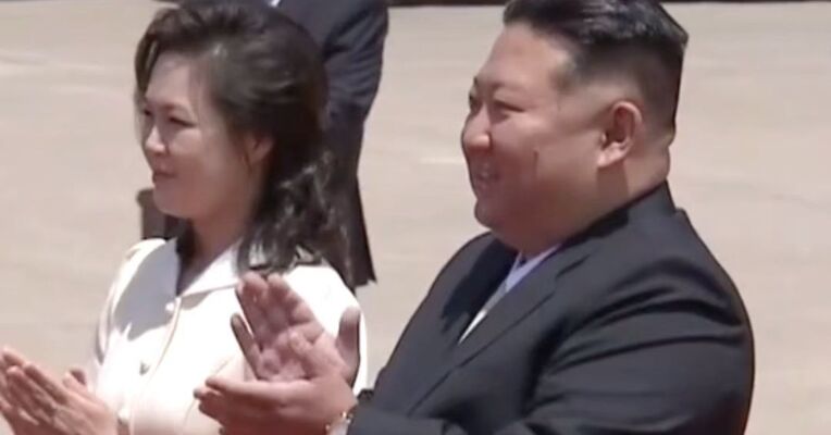 习近平抵达平壤，开始对朝鲜进行国事访问，金正恩夫妇到机场迎接