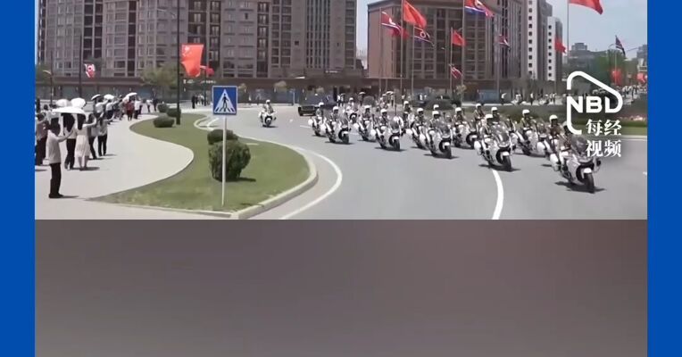 习近平出席金正恩举行的欢迎仪式，朝鲜民众自发在道路两旁挥手欢迎