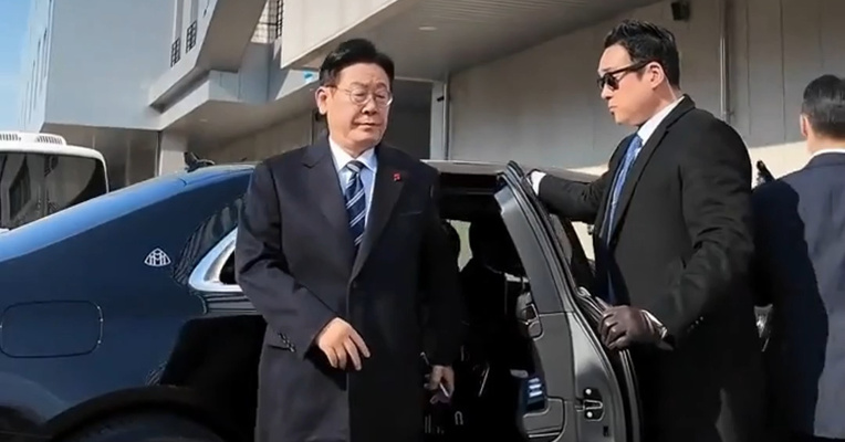 集体大涨！#韩国综指涨超300点触发熔断，三星电子涨超5%，SK海力士涨超7%！日经指数涨超700点
