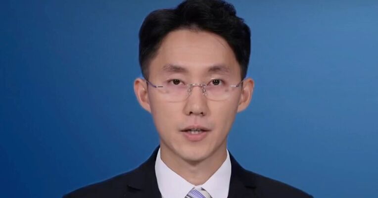 员工迟开电脑8分钟、和同事说话4分钟，就被公司开除 法院：公司违法，赔10万元