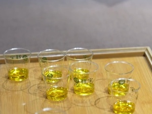 像品红酒一样品橄榄油，又苦又辣的才是好油？丨美丽中国行