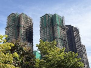 3亿港元工程招标隐瞒诉讼记录、86个项目涉虚假监督、洗黑钱逾4000万港元⋯⋯宏福苑大火半年后，7人及2家公司被控25项罪名